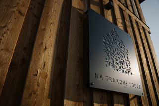 Kvalitně zpracovaná kovová cedule dodá prostoru charakter a osobitost. Tato elegantní lakovaná cedule „NA TRNKOVÉ LOUCE“...